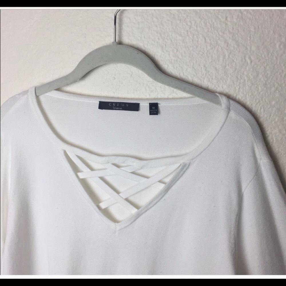 Cyrus  woman 1x white sweater